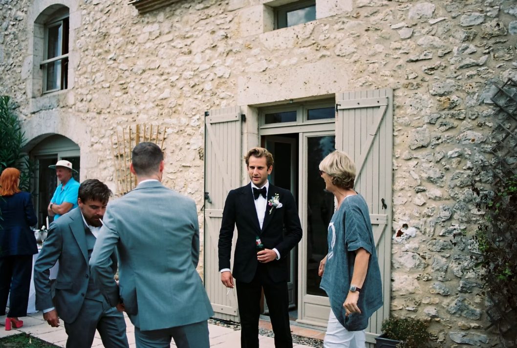 Invitados y novio durante la celebración